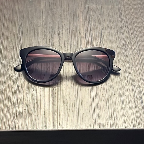 Black and gold cat eye sunglasses - Picture 2 of 6